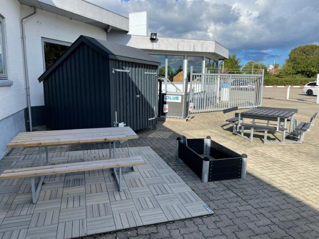 Terrassefliser i komposit (gråbrun) - Basic Bord-/Bænksæt - Cykelskur inkl. dobbeltdør - PIPE Højbed - Twist Bord-/Bænksæt m/ryglæn