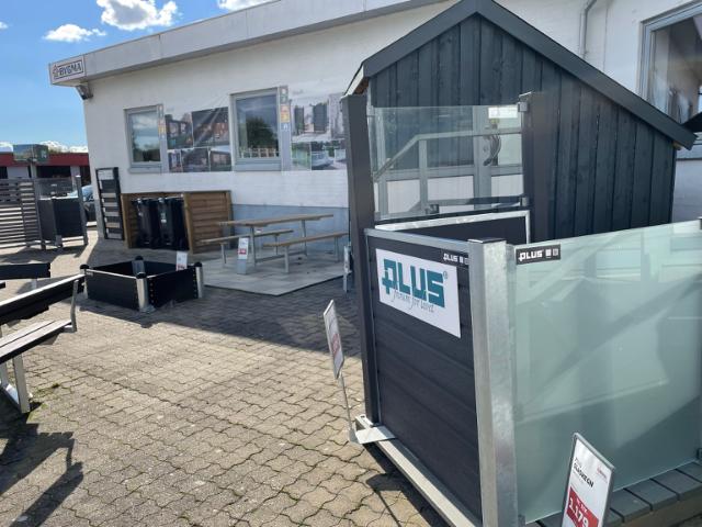 PIPE Højbed - Basic Bord-/Bænksæt - Terrassefliser i komposit Gråbrun - Artura Komposithegn - Futura Komposithegn m/klart glas - Glashegn Frosted - Kompositstolper - Stålstolper