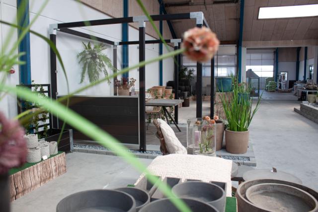 Cubic Blomsterkasse med espalier - Futura Komposithegn med klart glas - Omlimede træstolper sort - Cubic beslag varmgalvaniseret