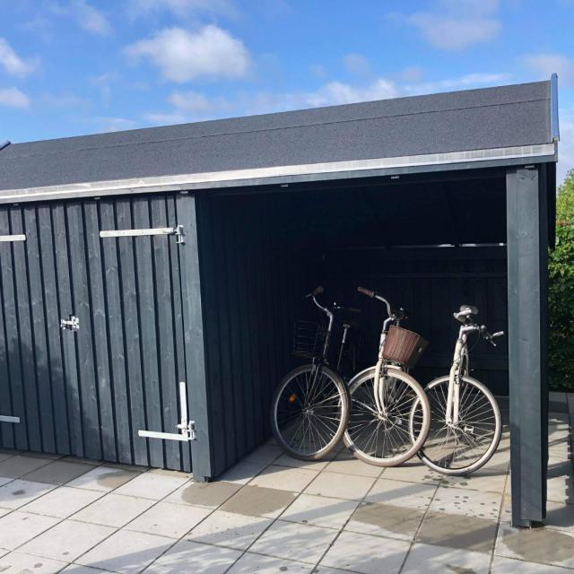 Mehrere Gartenhäuser mit Platz für Fahrräder und Mülltonnen