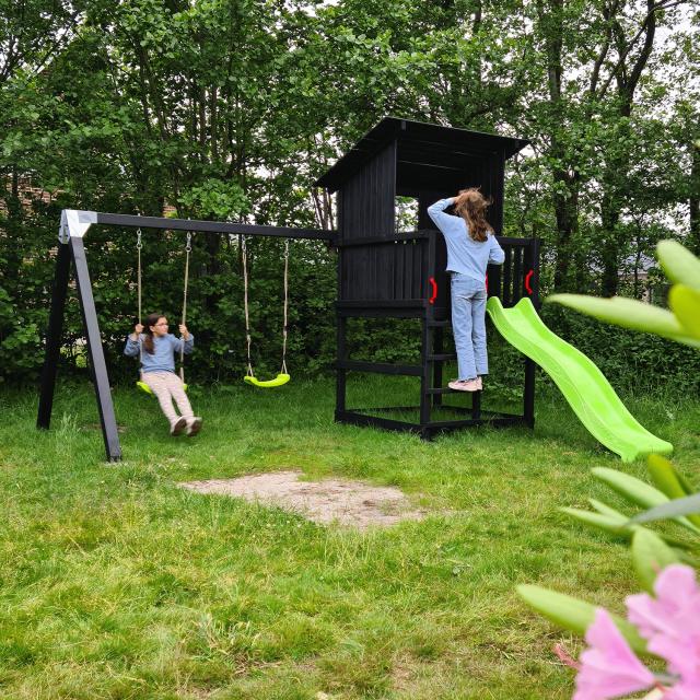 Trine baut einen Spielturm in ihrem Ferienhaus in Blåvand